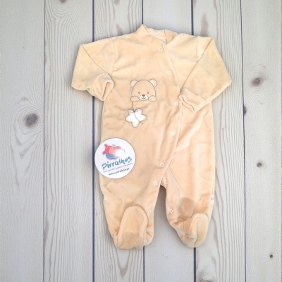 Macacão de bebé bege com botões de pressão e desenho de ursinho