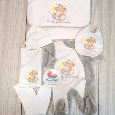 Conjunto de roupa de bebé branco e cinzento com bordado de urso e lua