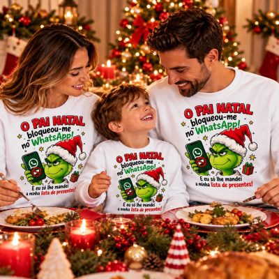 Família com t-shirts brancas de Natal com estampa do Grinch e texto humorístico, decorada com elementos natalícios