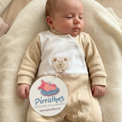 Babygrow bege e branco com ursinho bordado e etiqueta redonda Pirralhos
