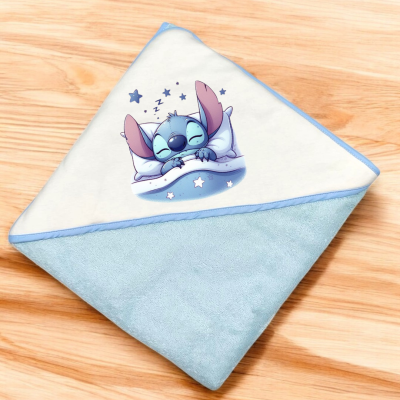 Fralda ou toalha de bebé azul claro com personagem azul a dormir e estrelas