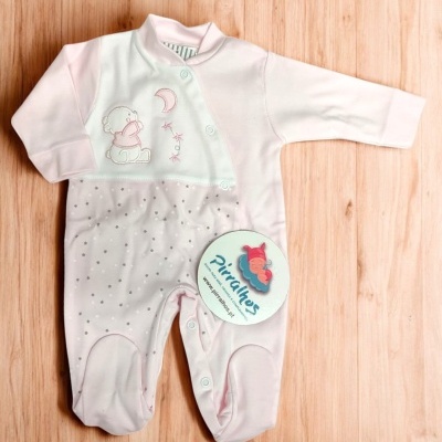 Macacão de bebé rosa claro com ursinho e lua bordados