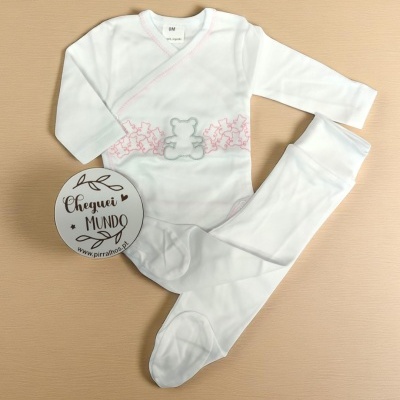 Conjunto de roupa de bebé branco com detalhes rosa e ursinho bordado