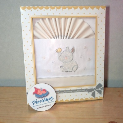 Conjunto de roupa para bebé com bordado de rinoceronte numa embalagem decorada