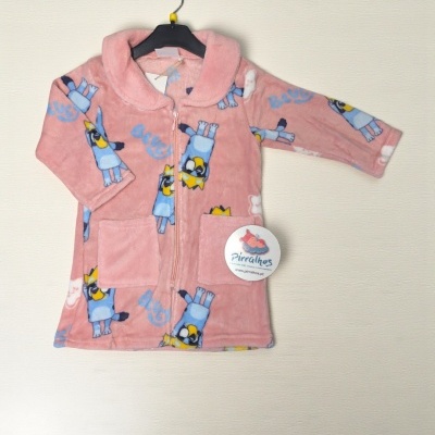 Robe infantil cor-de-rosa com desenhos azuis e amarelos e etiqueta Pirralhos