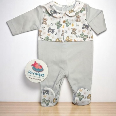 Macacão cinza claro com estampa de ursinhos e etiqueta redonda Pirilhas