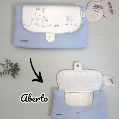 Necessaire azul claro com aba branca e ilustração de veado e coelho.