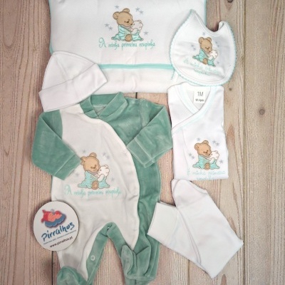 conjunto roupa bebé verde e branco com ursinho bordado