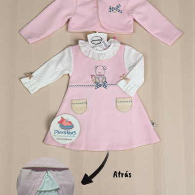 Conjunto de vestido rosa claro e casaco para bebé com detalhes de ursinho e laços.
