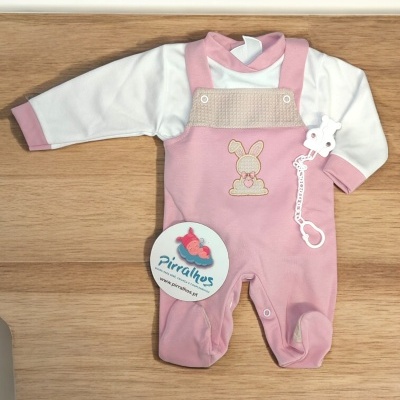 Conjunto de bebé rosa e branco com chupeta e patch de coelho