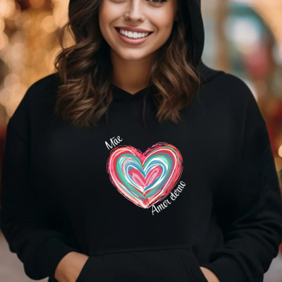 Mulher com sweatshirt preta de capuz com coração colorido e texto