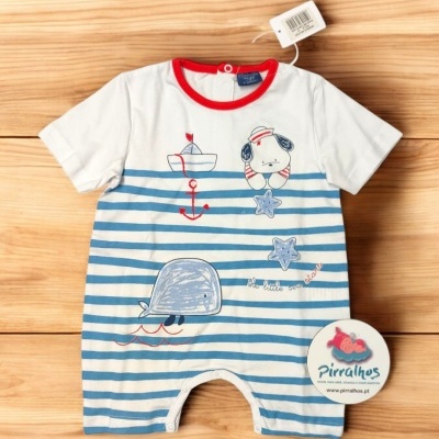 Macacão de bebé com riscas azuis e brancas e desenhos de barco, âncora, baleia e cão com auriculares