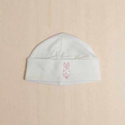 Gorro branco de bebé com bordado de coelho