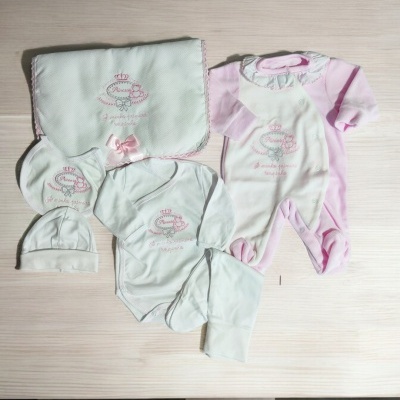 Conjunto de roupa de bebé branco e rosa com bordados e texto 'Princess'