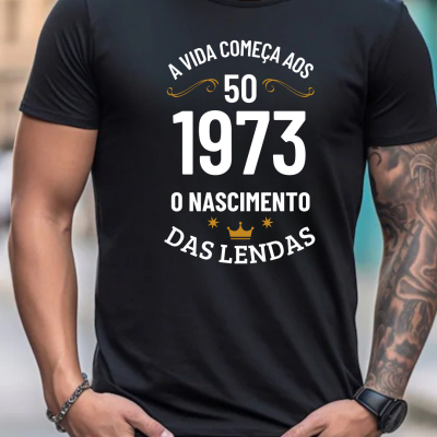 Homem a usar t-shirt preta com texto branco e dourado