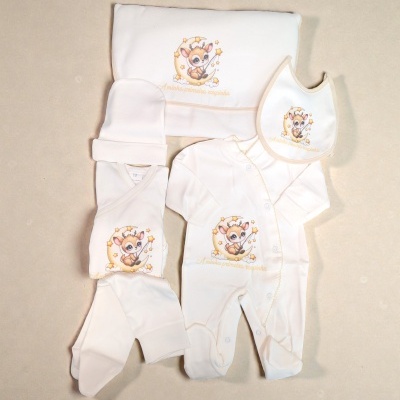 Conjunto de roupa de bebé branca com estampa de veado e estrelas e frase em português