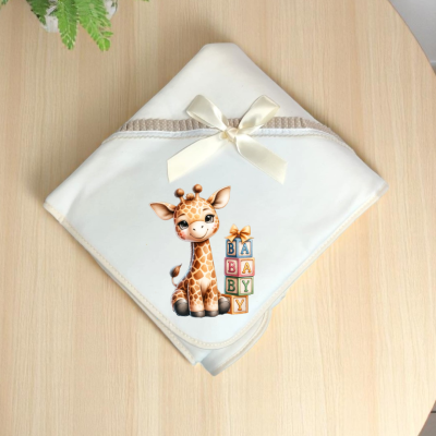Manta de bebé branca com desenho de girafa e blocos com letras BABY