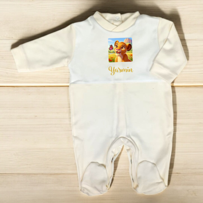 Macacão creme para bebé com imagem de leão e texto Yasmin