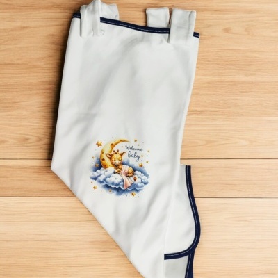 Manta branca de bebé com bordas azuis e ilustração de lua e estrela com texto 'Welcome baby'