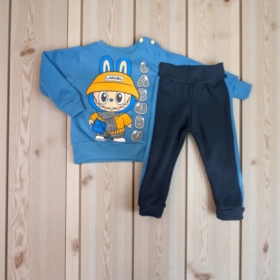 Conjunto de roupa de criança azul com estampa de personagem e calças azul-escuras