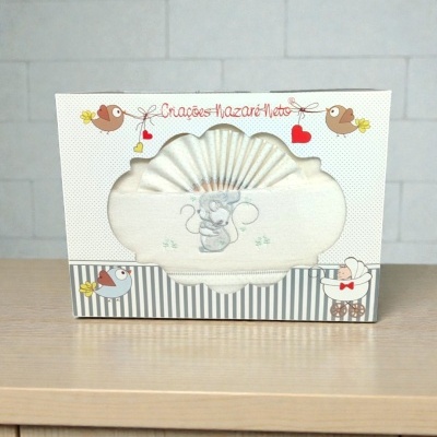 Caixa de fraldas com desenho de rato e decoração de pássaros e carrinho de bebé