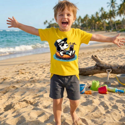 Camisola amarela com estampa de cão a relaxar em boia na praia