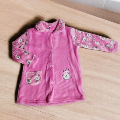 Casaco infantil rosa com padrão floral branco e cinza nas mangas, gola e bolso e bordado de coelho branco