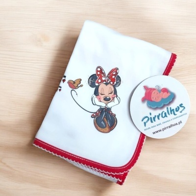 Fralda branca com bordadura vermelha e desenho da Minnie Mouse com pássaro, cartão com logo Pirralhos