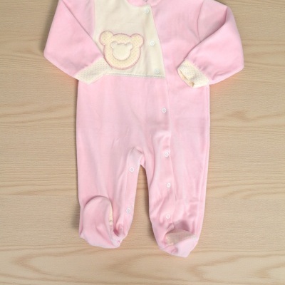 Body de bebé rosa com detalhes creme e aplique de ursinho.