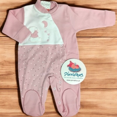 Macacão de bebé rosa e branco com desenho de urso e lua, botões de pressão e etiqueta Pirralhos
