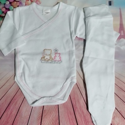 Conjunto de bebé branco com body e calça com bordado de ursos