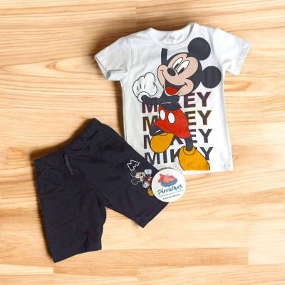 Conjunto infantil com camisola branca estampada do Mickey Mouse e calções pretos com estampa pequena
