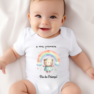 Body de bebé branco com estampado colorido e texto em português