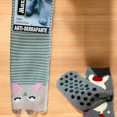 Meias fantasia antideslizantes cinzentas com riscas e rosto de gato, bolinhas antiderrapantes na sola