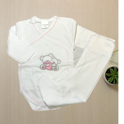 Conjunto branco de roupa de bebé com desenho de ursos e detalhes em rosa