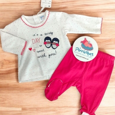 Conjunto bebé com camisola branca de pontos coloridos e calças rosa com pés