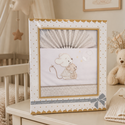 Conjunto de têxteis para bebé em embalagem com motivo de ratinhos e detalhes dourados.
