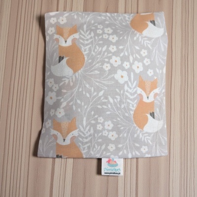 Almofada cinza claro com padrão de raposas e flores