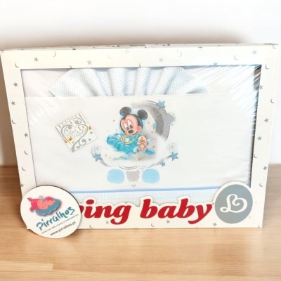 Caixa com manta de bebé branca estampada com rato animado e pato de borracha