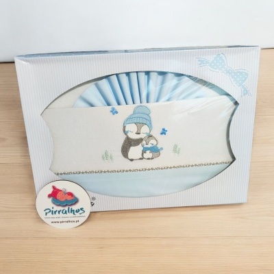 Conjunto de cama de bebé azul com bordado de pinguins em embalagem branca decorada