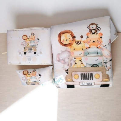 Três almofadas infantis brancas com animais da selva e carro safari