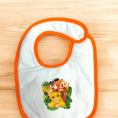 Babete branco com contorno laranja e desenho do Rei Leão