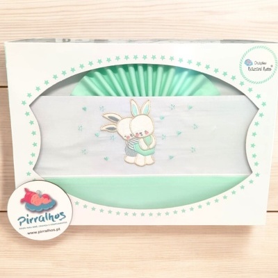 Conjunto de roupa de cama bebé verde e branco com bordado de coelhinhos