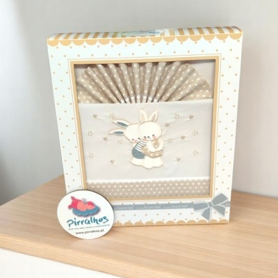 caixa com conjunto têxtil para bebé com bordado de coelhos e padrão de estrelas