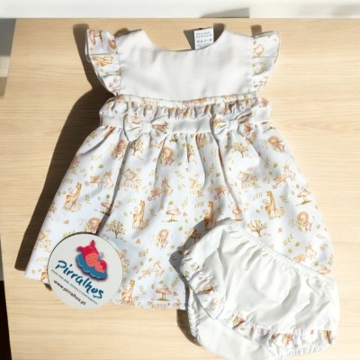Vestido de bebé branco com padrão animal castanho claro e calções brancos com folho correspondente