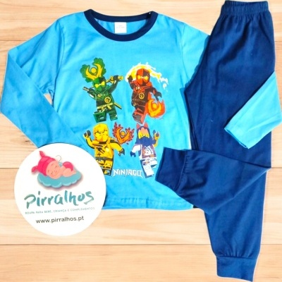 Pijama infantil azul com estampa NINJAGO e calças azuis escuras num fundo de madeira clara