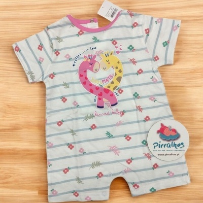 Macacão curto de bebé com riscas cinzentas e flores coloridas com estampado de girafas em coração e texto