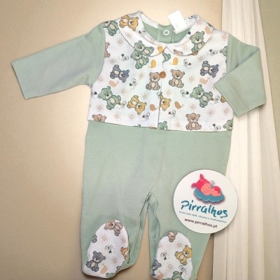 Macacão de bebé verde claro com padrão de ursos coloridos e etiqueta Pirralhos