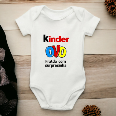 Body branco de bebé com estampa Kinder Ovo em superfície de madeira