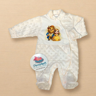 Macacão branco para bebé com estampado da Bela e o Monstro e etiqueta redonda da Piralhos.